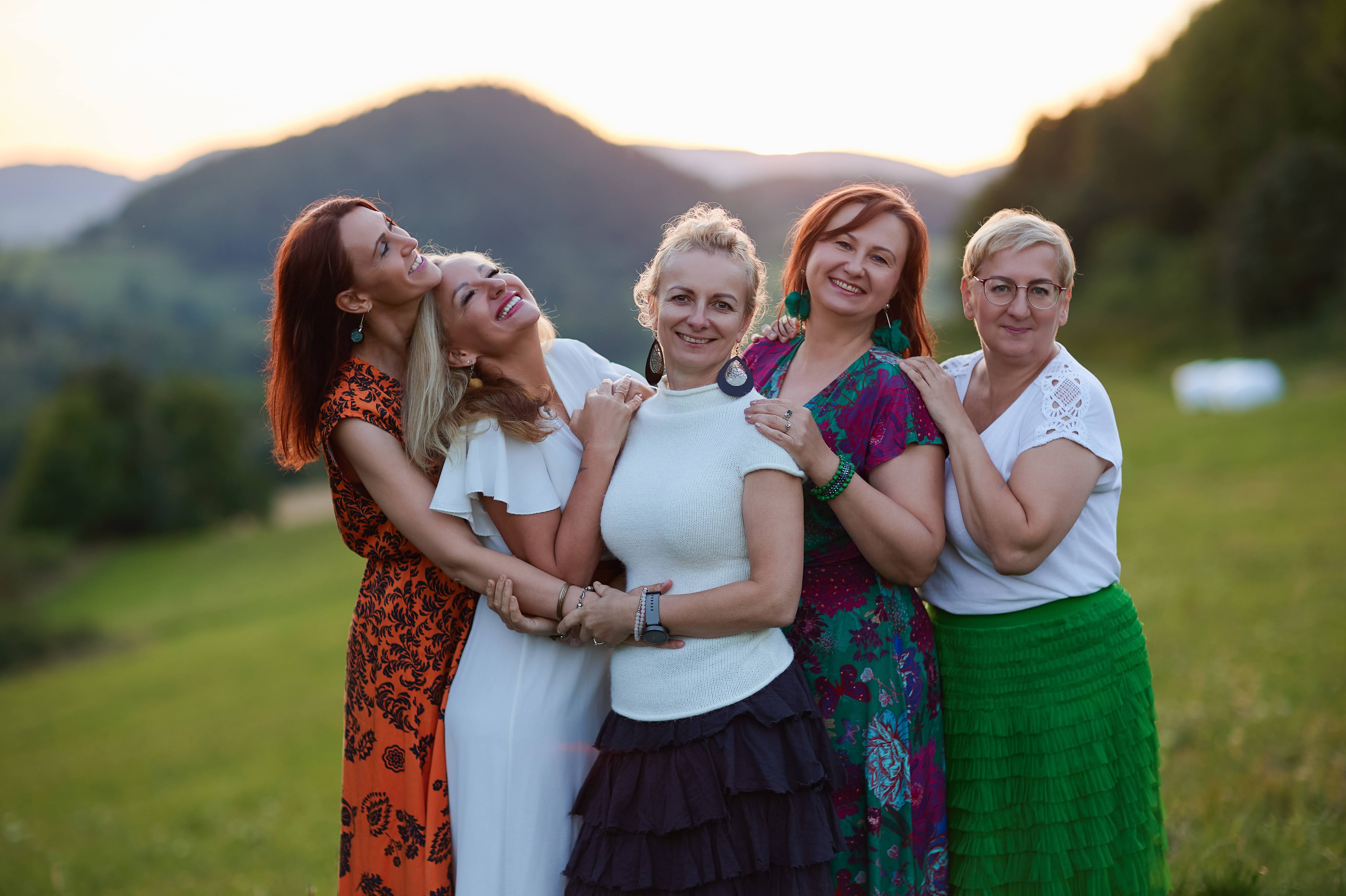 Kobiety przytulające się podczas wspólnego doświadczenia