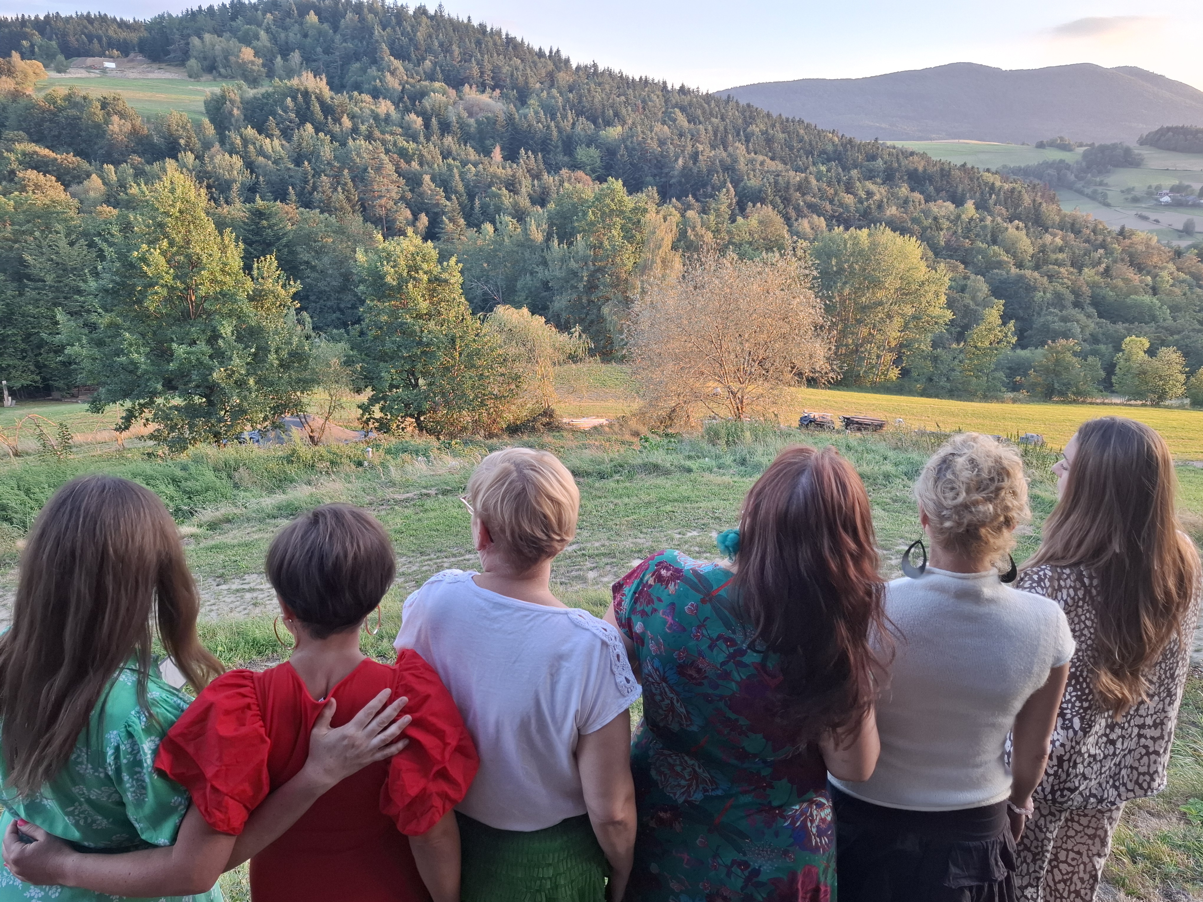 Kobiety na wyjeździe podczas wspólnego odpoczynku